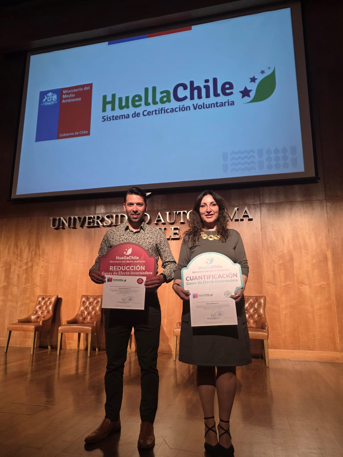 https://puertoventanas.cl/content/uploads/2025/10/MMA-reconoce-por-10-anos-consecutivos-a-PVSA-por-reduccion-de-huella-de-carbono.jpeg
